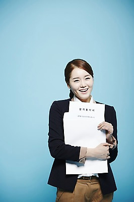 포토 JPG 스튜디오촬영 여자 비즈니스 새출발 실내 한명 서기 미소 웃음 사람 동양인 정장 20대 성인 앞모습 한국인 구직 직장인 비즈니스우먼 합격 파란배경 합격통지서 여자만 여자한명만 성인여자만 청년만 청년여자만 성인한명만 청년여자한명만 성인여자한명만 성인만 국내포토 직업 1 옷 뷰포인트 백그라운드 컨셉 모션 새로움 표정 인종 청년 내부 파란색 출발 파일형식
