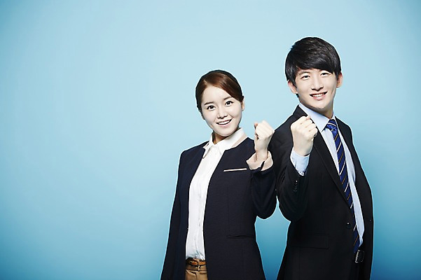 포토 JPG 스튜디오촬영 여자 남자 비즈니스 새출발 실내 서기 미소 웃음 사람 동양인 정장 손짓 상반신 20대 성인 두명 파이팅 주먹 한국인 구직 직장인 비즈니스맨 비즈니스우먼 합격 파란배경 청년만 성인만 국내포토 직업 옷 백그라운드 컨셉 모션 새로움 표정 인종 청년 내부 파란색 출발 파일형식