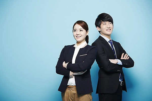 포토 JPG 스튜디오촬영 여자 남자 비즈니스 새출발 실내 서기 미소 웃음 사람 동양인 정장 20대 성인 두명 팔짱 한국인 구직 직장인 비즈니스맨 비즈니스우먼 합격 파란배경 청년만 성인만 국내포토 직업 옷 백그라운드 컨셉 모션 새로움 표정 인종 청년 내부 파란색 출발 파일형식