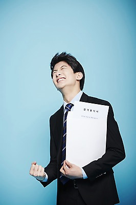 포토 JPG 스튜디오촬영 남자 비즈니스 새출발 실내 한명 서기 미소 웃음 사람 동양인 정장 손짓 상반신 20대 성인 주먹 한국인 구직 직장인 비즈니스맨 합격 파란배경 합격통지서 남자만 남자한명만 성인남자만 청년만 청년남자만 청년남자한명만 성인한명만 성인남자한명만 성인만 국내포토 직업 1 옷 백그라운드 컨셉 모션 새로움 표정 인종 청년 내부 파란색 출발 파일형식