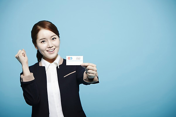 포토 JPG 스튜디오촬영 여자 비즈니스 명함 새출발 실내 한명 서기 미소 웃음 사람 동양인 정장 손짓 상반신 20대 성인 앞모습 주먹 한국인 구직 직장인 비즈니스우먼 합격 파란배경 여자만 여자한명만 성인여자만 청년만 청년여자만 성인한명만 청년여자한명만 성인여자한명만 성인만 국내포토 직업 1 옷 뷰포인트 백그라운드 컨셉 모션 새로움 표정 인종 청년 내부 파란색 출발 파일형식