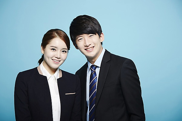 포토 JPG 스튜디오촬영 여자 남자 비즈니스 새출발 실내 서기 미소 웃음 사람 동양인 정장 상반신 20대 성인 두명 앞모습 한국인 구직 직장인 비즈니스맨 비즈니스우먼 합격 파란배경 청년만 성인만 국내포토 직업 옷 뷰포인트 백그라운드 컨셉 모션 새로움 표정 인종 청년 내부 파란색 출발 파일형식