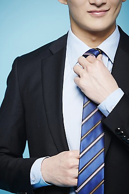 포토 JPG 스튜디오촬영 남자 비즈니스 넥타이 새출발 실내 한명 서기 미소 웃음 사람 동양인 정장 상반신 20대 성인 앞모습 한국인 구직 직장인 비즈니스맨 합격 파란배경 출근준비 남자만 남자한명만 성인남자만 청년만 청년남자만 청년남자한명만 성인한명만 성인남자한명만 성인만 국내포토 직업 1 잡화 옷 뷰포인트 백그라운드 컨셉 모션 새로움 표정 인종 청년 내부 파란색 출발 출근 파일형식