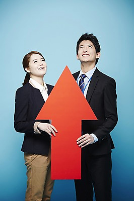 포토 JPG 스튜디오촬영 여자 남자 화살표 비즈니스 새출발 실내 서기 미소 웃음 사람 동양인 정장 20대 성인 두명 앞모습 한국인 구직 직장인 비즈니스맨 비즈니스우먼 합격 파란배경 상승 청년만 성인만 국내포토 직업 옷 뷰포인트 백그라운드 컨셉 모션 새로움 표정 인종 청년 내부 파란색 출발 파일형식