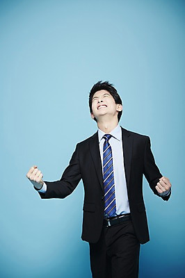 포토 JPG 스튜디오촬영 남자 비즈니스 새출발 실내 한명 서기 미소 웃음 사람 동양인 정장 손짓 20대 성인 앞모습 주먹 한국인 구직 직장인 비즈니스맨 합격 파란배경 남자만 남자한명만 성인남자만 청년만 청년남자만 청년남자한명만 성인한명만 성인남자한명만 성인만 국내포토 직업 1 옷 뷰포인트 백그라운드 컨셉 모션 새로움 표정 인종 청년 내부 파란색 출발 파일형식