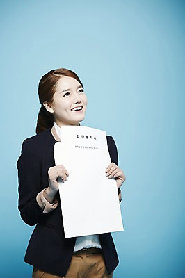 포토 JPG 스튜디오촬영 여자 비즈니스 새출발 실내 한명 서기 미소 웃음 사람 동양인 정장 20대 성인 한국인 구직 직장인 비즈니스우먼 합격 파란배경 합격통지서 여자만 여자한명만 성인여자만 청년만 청년여자만 성인한명만 청년여자한명만 성인여자한명만 성인만 국내포토 직업 1 옷 백그라운드 컨셉 모션 새로움 표정 인종 청년 내부 파란색 출발 파일형식