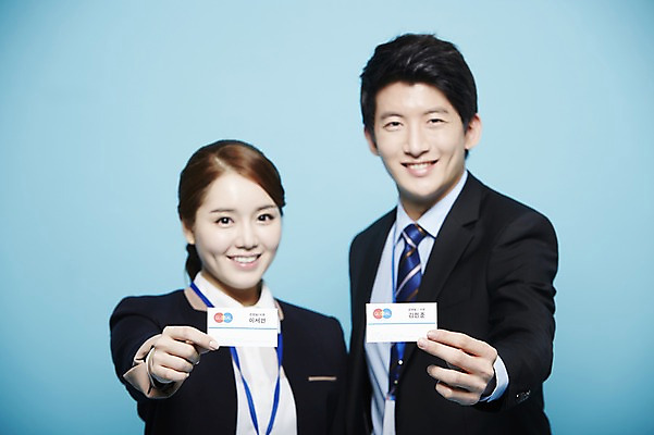 포토 JPG 스튜디오촬영 여자 남자 비즈니스 명함 새출발 실내 서기 미소 웃음 사람 동양인 정장 상반신 20대 성인 두명 앞모습 한국인 구직 직장인 비즈니스맨 비즈니스우먼 합격 파란배경 청년만 성인만 국내포토 직업 옷 뷰포인트 백그라운드 컨셉 모션 새로움 표정 인종 청년 내부 파란색 출발 파일형식