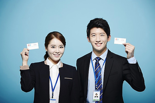 포토 JPG 스튜디오촬영 여자 남자 비즈니스 명함 새출발 실내 서기 미소 웃음 사람 동양인 정장 상반신 20대 성인 두명 앞모습 한국인 구직 직장인 비즈니스맨 비즈니스우먼 합격 파란배경 청년만 성인만 국내포토 직업 옷 뷰포인트 백그라운드 컨셉 모션 새로움 표정 인종 청년 내부 파란색 출발 파일형식