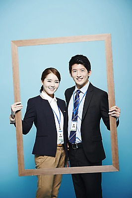 포토 JPG 스튜디오촬영 여자 남자 액자 비즈니스 새출발 프레임 실내 액자틀 틀 서기 미소 웃음 사람 동양인 정장 20대 성인 두명 앞모습 한국인 구직 직장인 비즈니스맨 비즈니스우먼 합격 파란배경 청년만 성인만 국내포토 직업 옷 뷰포인트 백그라운드 컨셉 모션 새로움 표정 인종 청년 내부 파란색 출발 파일형식