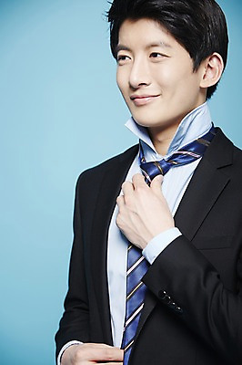 포토 JPG 스튜디오촬영 남자 비즈니스 넥타이 새출발 실내 한명 서기 미소 웃음 사람 동양인 정장 상반신 20대 성인 한국인 구직 직장인 비즈니스맨 합격 파란배경 출근준비 남자만 남자한명만 성인남자만 청년만 청년남자만 청년남자한명만 성인한명만 성인남자한명만 성인만 국내포토 직업 1 잡화 옷 백그라운드 컨셉 모션 새로움 표정 인종 청년 내부 파란색 출발 출근 파일형식