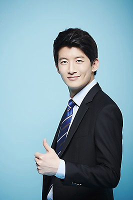 포토 JPG 스튜디오촬영 남자 비즈니스 새출발 실내 한명 서기 미소 웃음 사람 동양인 정장 손짓 상반신 20대 성인 한국인 엄지손가락 구직 최고 직장인 비즈니스맨 합격 파란배경 남자만 남자한명만 성인남자만 청년만 청년남자만 청년남자한명만 성인한명만 성인남자한명만 성인만 국내포토 직업 1 옷 백그라운드 컨셉 손가락 모션 새로움 표정 인종 청년 내부 파란색 출발 파일형식