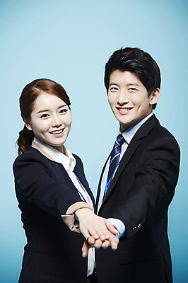 포토 JPG 스튜디오촬영 여자 남자 비즈니스 새출발 실내 서기 미소 웃음 사람 동양인 정장 손짓 상반신 20대 성인 두명 파이팅 한국인 구직 직장인 비즈니스맨 비즈니스우먼 합격 파란배경 손모으기 청년만 성인만 국내포토 직업 옷 백그라운드 컨셉 모션 새로움 표정 인종 청년 내부 파란색 출발 파일형식