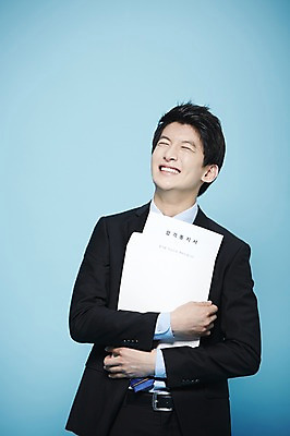 포토 JPG 스튜디오촬영 남자 비즈니스 새출발 실내 한명 서기 미소 웃음 사람 동양인 정장 상반신 20대 성인 앞모습 한국인 구직 직장인 비즈니스맨 합격 파란배경 합격통지서 남자만 남자한명만 성인남자만 청년만 청년남자만 청년남자한명만 성인한명만 성인남자한명만 성인만 국내포토 직업 1 옷 뷰포인트 백그라운드 컨셉 모션 새로움 표정 인종 청년 내부 파란색 출발 파일형식