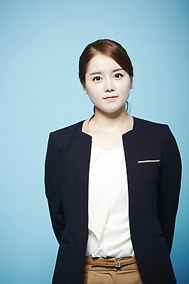 포토 JPG 스튜디오촬영 여자 비즈니스 새출발 실내 한명 서기 미소 웃음 사람 동양인 정장 상반신 20대 성인 앞모습 한국인 구직 직장인 비즈니스우먼 합격 파란배경 여자만 여자한명만 성인여자만 청년만 청년여자만 성인한명만 청년여자한명만 성인여자한명만 성인만 국내포토 직업 1 옷 뷰포인트 백그라운드 컨셉 모션 새로움 표정 인종 청년 내부 파란색 출발 파일형식