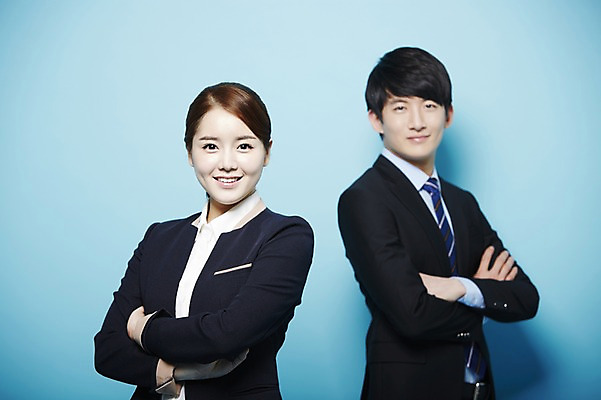 포토 JPG 스튜디오촬영 여자 남자 비즈니스 새출발 실내 서기 미소 웃음 사람 동양인 정장 상반신 20대 성인 두명 팔짱 한국인 구직 직장인 비즈니스맨 비즈니스우먼 합격 파란배경 청년만 성인만 국내포토 직업 옷 백그라운드 컨셉 모션 새로움 표정 인종 청년 내부 파란색 출발 파일형식
