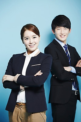 포토 JPG 스튜디오촬영 여자 남자 비즈니스 새출발 실내 서기 미소 웃음 사람 동양인 정장 20대 성인 두명 팔짱 한국인 구직 직장인 비즈니스맨 비즈니스우먼 합격 파란배경 청년만 성인만 국내포토 직업 옷 백그라운드 컨셉 모션 새로움 표정 인종 청년 내부 파란색 출발 파일형식