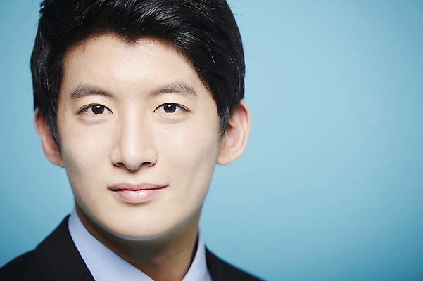 포토 JPG 스튜디오촬영 남자 비즈니스 새출발 실내 한명 미소 웃음 사람 동양인 정장 상반신 20대 성인 앞모습 한국인 구직 직장인 비즈니스맨 합격 파란배경 남자만 남자한명만 성인남자만 청년만 청년남자만 청년남자한명만 성인한명만 성인남자한명만 성인만 국내포토 직업 1 옷 뷰포인트 백그라운드 컨셉 새로움 표정 인종 청년 내부 파란색 출발 파일형식