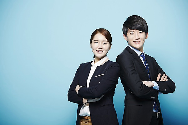 포토 JPG 스튜디오촬영 여자 남자 비즈니스 새출발 실내 서기 미소 웃음 사람 동양인 정장 상반신 20대 성인 두명 팔짱 한국인 구직 직장인 비즈니스맨 비즈니스우먼 합격 파란배경 청년만 성인만 국내포토 직업 옷 백그라운드 컨셉 모션 새로움 표정 인종 청년 내부 파란색 출발 파일형식