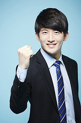 포토 JPG 스튜디오촬영 남자 비즈니스 새출발 실내 한명 서기 미소 웃음 사람 동양인 정장 손짓 상반신 20대 성인 앞모습 파이팅 주먹 한국인 구직 직장인 비즈니스맨 합격 파란배경 남자만 남자한명만 성인남자만 청년만 청년남자만 청년남자한명만 성인한명만 성인남자한명만 성인만 국내포토 직업 1 옷 뷰포인트 백그라운드 컨셉 모션 새로움 표정 인종 청년 내부 파란색 출발 파일형식