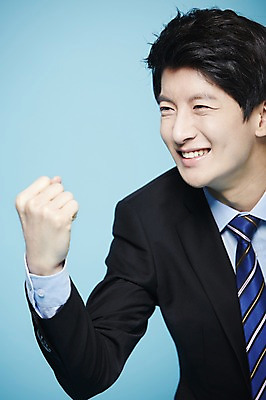 포토 JPG 스튜디오촬영 남자 비즈니스 새출발 실내 한명 서기 미소 웃음 사람 동양인 정장 손짓 상반신 20대 성인 파이팅 주먹 한국인 구직 직장인 비즈니스맨 합격 파란배경 남자만 남자한명만 성인남자만 청년만 청년남자만 청년남자한명만 성인한명만 성인남자한명만 성인만 국내포토 직업 1 옷 백그라운드 컨셉 모션 새로움 표정 인종 청년 내부 파란색 출발 파일형식