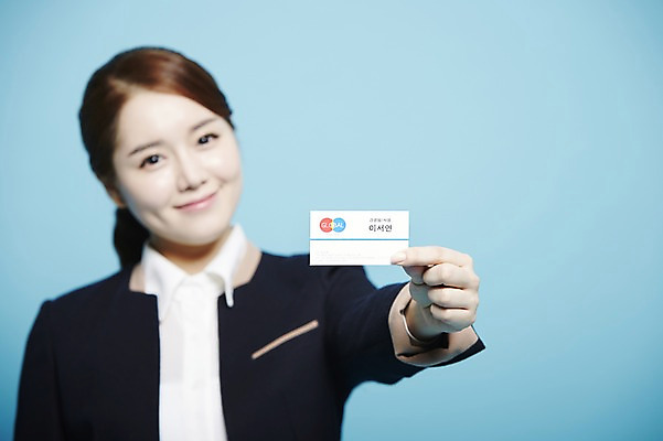 포토 JPG 스튜디오촬영 여자 비즈니스 명함 새출발 실내 한명 서기 미소 웃음 사람 동양인 정장 상반신 20대 성인 앞모습 한국인 구직 직장인 비즈니스우먼 합격 파란배경 여자만 여자한명만 성인여자만 청년만 청년여자만 성인한명만 청년여자한명만 성인여자한명만 성인만 국내포토 직업 1 옷 뷰포인트 백그라운드 컨셉 모션 새로움 표정 인종 청년 내부 파란색 출발 파일형식