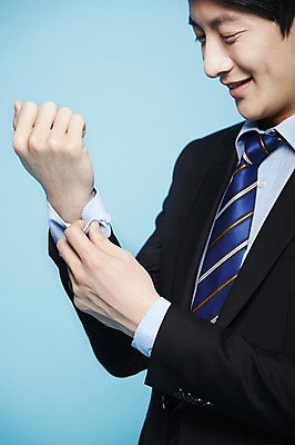포토 JPG 스튜디오촬영 남자 셔츠 와이셔츠 비즈니스 새출발 실내 한명 서기 미소 웃음 사람 동양인 정장 상반신 20대 성인 한국인 구직 직장인 비즈니스맨 합격 파란배경 출근준비 남자만 남자한명만 성인남자만 청년만 청년남자만 청년남자한명만 성인한명만 성인남자한명만 성인만 국내포토 직업 1 옷 백그라운드 컨셉 상의 모션 새로움 표정 인종 청년 내부 파란색 출발 출근 파일형식