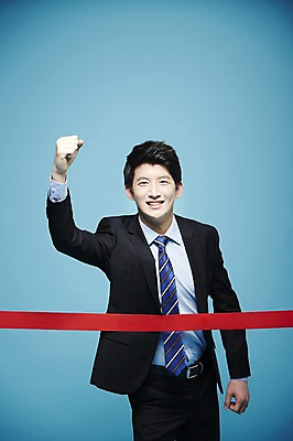 포토 JPG 스튜디오촬영 남자 비즈니스 새출발 실내 한명 서기 미소 웃음 사람 동양인 정장 손짓 20대 성인 앞모습 주먹 한국인 구직 직장인 비즈니스맨 합격 파란배경 골인 결승선 남자만 남자한명만 성인남자만 청년만 청년남자만 청년남자한명만 성인한명만 성인남자한명만 성인만 국내포토 직업 1 옷 뷰포인트 백그라운드 컨셉 모션 새로움 표정 인종 청년 내부 파란색 출발 파일형식