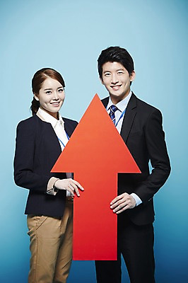 포토 JPG 스튜디오촬영 여자 남자 화살표 비즈니스 새출발 실내 서기 미소 웃음 사람 동양인 정장 20대 성인 두명 앞모습 한국인 구직 직장인 비즈니스맨 비즈니스우먼 합격 파란배경 상승 청년만 성인만 국내포토 직업 옷 뷰포인트 백그라운드 컨셉 모션 새로움 표정 인종 청년 내부 파란색 출발 파일형식