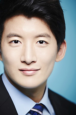 포토 JPG 스튜디오촬영 남자 비즈니스 새출발 실내 한명 미소 웃음 사람 동양인 정장 상반신 20대 성인 앞모습 한국인 구직 직장인 비즈니스맨 합격 파란배경 남자만 남자한명만 성인남자만 청년만 청년남자만 청년남자한명만 성인한명만 성인남자한명만 성인만 국내포토 직업 1 옷 뷰포인트 백그라운드 컨셉 새로움 표정 인종 청년 내부 파란색 출발 파일형식