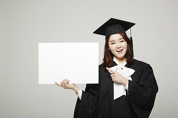 포토 JPG 스튜디오촬영 배너 여자 학사모 졸업 회색배경 새출발 안내 프레임 실내 졸업생 틀 한명 서기 미소 웃음 사람 동양인 손짓 상반신 20대 성인 앞모습 한국인 검지손가락 구직 가리킴 졸업가운 알림 취업준비생 여자만 여자한명만 성인여자만 청년만 청년여자만 성인한명만 청년여자한명만 성인여자한명만 성인만 국내포토 모자_잡화 1 교육 뷰포인트 백그라운드 컨셉 손가락 모션 새로움 표정 인종 청년 내부 회색 가운 출발 파일형식