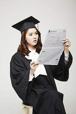 포토 JPG 스튜디오촬영 여자 학사모 졸업 회색배경 새출발 실내 졸업생 한명 사람 앉기 동양인 20대 성인 한국인 구직 졸업가운 신문 취업준비생 일자리 구인구직 여자만 여자한명만 성인여자만 청년만 청년여자만 성인한명만 청년여자한명만 성인여자한명만 성인만 국내포토 모자_잡화 1 교육 백그라운드 컨셉 비즈니스 모션 새로움 인종 청년 내부 간행물 회색 가운 뉴스 출발 구인 파일형식