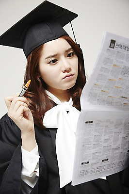 포토 JPG 스튜디오촬영 여자 학사모 졸업 회색배경 새출발 실내 졸업생 한명 사람 동양인 상반신 20대 성인 한국인 구직 졸업가운 신문 취업준비생 일자리 구인구직 여자만 여자한명만 성인여자만 청년만 청년여자만 성인한명만 청년여자한명만 성인여자한명만 성인만 국내포토 모자_잡화 1 교육 백그라운드 컨셉 비즈니스 새로움 인종 청년 내부 간행물 회색 가운 뉴스 출발 구인 파일형식