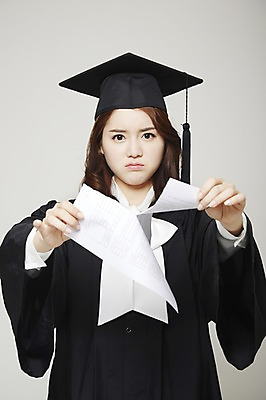 포토 JPG 스튜디오촬영 여자 학사모 졸업 회색배경 새출발 실내 졸업생 한명 서기 사람 동양인 상반신 20대 성인 앞모습 한국인 구직 졸업가운 취업준비생 찢어짐 이력서 여자만 여자한명만 성인여자만 청년만 청년여자만 성인한명만 청년여자한명만 성인여자한명만 성인만 국내포토 모자_잡화 1 교육 뷰포인트 백그라운드 컨셉 모션 새로움 인종 청년 내부 회색 가운 출발 파일형식