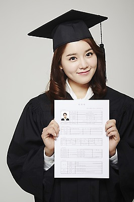 포토 JPG 스튜디오촬영 여자 학사모 졸업 회색배경 새출발 실내 졸업생 한명 서기 미소 웃음 사람 동양인 상반신 20대 성인 앞모습 한국인 구직 졸업가운 취업준비생 이력서 여자만 여자한명만 성인여자만 청년만 청년여자만 성인한명만 청년여자한명만 성인여자한명만 성인만 국내포토 모자_잡화 1 교육 뷰포인트 백그라운드 컨셉 모션 새로움 표정 인종 청년 내부 회색 가운 출발 파일형식