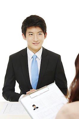 포토 JPG 스튜디오촬영 남자 새출발 실내 미소 웃음 누끼 사람 앉기 동양인 상반신 20대 성인 두명 앞모습 한국인 구직 면접 취업준비생 이력서 남자만 성인남자만 청년만 청년남자만 성인만 국내포토 뷰포인트 컨셉 비즈니스 모션 새로움 표정 인종 청년 내부 출발 파일형식