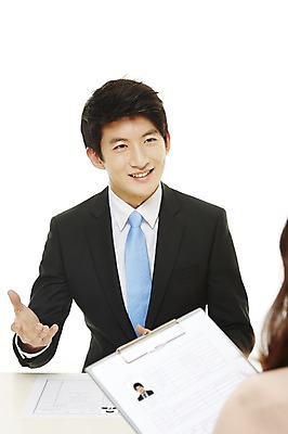 포토 JPG 스튜디오촬영 남자 새출발 실내 미소 웃음 누끼 사람 앉기 동양인 손짓 상반신 20대 성인 두명 앞모습 한국인 구직 면접 취업준비생 이력서 남자만 성인남자만 청년만 청년남자만 성인만 국내포토 뷰포인트 컨셉 비즈니스 모션 새로움 표정 인종 청년 내부 출발 파일형식