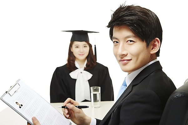 포토 JPG 스튜디오촬영 여자 남자 학사모 새출발 실내 졸업생 미소 웃음 누끼 사람 앉기 동양인 상반신 20대 성인 두명 한국인 구직 졸업가운 면접 취업준비생 이력서 면접관 청년만 성인만 국내포토 모자_잡화 컨셉 비즈니스 졸업 모션 새로움 표정 인종 청년 내부 가운 출발 파일형식