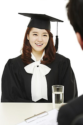 포토 JPG 스튜디오촬영 여자 학사모 새출발 실내 졸업생 한명 미소 웃음 누끼 사람 앉기 동양인 상반신 20대 성인 앞모습 한국인 구직 졸업가운 면접 취업준비생 이력서 여자만 여자한명만 성인여자만 청년만 청년여자만 성인한명만 청년여자한명만 성인여자한명만 성인만 국내포토 모자_잡화 1 뷰포인트 컨셉 비즈니스 졸업 모션 새로움 표정 인종 청년 내부 가운 출발 파일형식