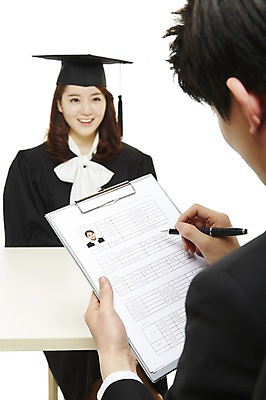 포토 JPG 스튜디오촬영 여자 학사모 새출발 실내 졸업생 한명 미소 웃음 누끼 사람 앉기 동양인 상반신 20대 성인 앞모습 한국인 구직 졸업가운 면접 취업준비생 이력서 여자만 여자한명만 성인여자만 청년만 청년여자만 성인한명만 청년여자한명만 성인여자한명만 성인만 국내포토 모자_잡화 1 뷰포인트 컨셉 비즈니스 졸업 모션 새로움 표정 인종 청년 내부 가운 출발 파일형식