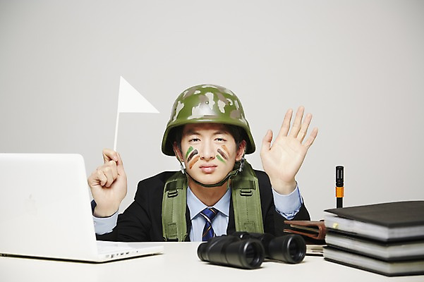 포토 JPG 스튜디오촬영 모자 교육 남자 비즈니스 회색배경 새출발 실내 한명 사람 앉기 동양인 정장 손짓 상반신 20대 성인 앞모습 비즈니스라이프 노트북 컴퓨터 경쟁 망원경 군인 한국인 깃발 직장인 비즈니스맨 연습 신입사원 열정 철모 OJT 군모 백기 연수 오제이티 직무교육 항복 남자만 남자한명만 성인남자만 청년만 청년남자만 청년남자한명만 성인한명만 성인남자한명만 성인만 국내포토 직업 1 라이프스타일 잡화 옷 감정 뷰포인트 백그라운드 컨셉 모션 새로움 인종 청년 내부 전자제품 회색 보호장비 출발 군용 국군 파일형식