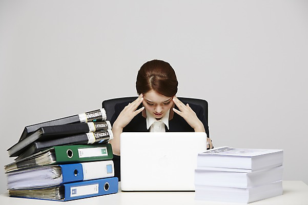 포토 JPG 스튜디오촬영 여자 비즈니스 회색배경 새출발 스트레스 실내 한명 사람 앉기 동양인 정장 손짓 상반신 20대 성인 앞모습 비즈니스라이프 노트북 컴퓨터 한국인 업무 직장인 비즈니스우먼 작업실 신입사원 문서 파일 업무과다 바인더 여자만 여자한명만 성인여자만 청년만 청년여자만 성인한명만 청년여자한명만 성인여자한명만 성인만 국내포토 직업 1 라이프스타일 옷 뷰포인트 백그라운드 모션 새로움 인종 청년 내부 전자제품 사무용품 회색 작업 출발 파일형식