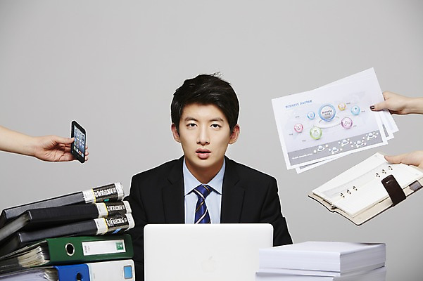 포토 JPG 스튜디오촬영 남자 비즈니스 회색배경 새출발 스트레스 실내 한명 사람 앉기 동양인 정장 상반신 20대 성인 앞모습 비즈니스라이프 노트북 스마트폰 컴퓨터 다이어리 한국인 업무 직장인 비즈니스맨 작업실 신입사원 문서 파일 업무과다 통화 바인더 남자만 남자한명만 성인남자만 청년만 청년남자만 청년남자한명만 성인한명만 성인남자한명만 성인만 국내포토 직업 1 라이프스타일 옷 뷰포인트 백그라운드 모션 새로움 인종 청년 내부 전자제품 핸드폰 스마트기기 사무용품 회색 작업 출발 파일형식