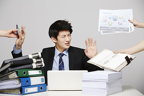 포토 JPG 스튜디오촬영 남자 비즈니스 회색배경 새출발 스트레스 실내 한명 사람 앉기 동양인 정장 손짓 상반신 20대 성인 앞모습 비즈니스라이프 노트북 스마트폰 컴퓨터 다이어리 한국인 업무 직장인 비즈니스맨 작업실 신입사원 문서 파일 업무과다 통화 바인더 남자만 남자한명만 성인남자만 청년만 청년남자만 청년남자한명만 성인한명만 성인남자한명만 성인만 국내포토 직업 1 라이프스타일 옷 뷰포인트 백그라운드 모션 새로움 인종 청년 내부 전자제품 핸드폰 스마트기기 사무용품 회색 작업 출발 파일형식