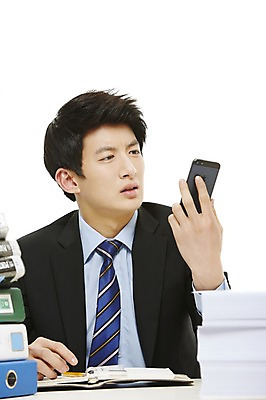 포토 JPG 스튜디오촬영 남자 비즈니스 새출발 스트레스 실내 한명 누끼 사람 앉기 동양인 정장 상반신 20대 성인 앞모습 비즈니스라이프 스마트폰 다이어리 한국인 업무 직장인 비즈니스맨 작업실 신입사원 문서 파일 업무과다 통화 바인더 남자만 남자한명만 성인남자만 청년만 청년남자만 청년남자한명만 성인한명만 성인남자한명만 성인만 국내포토 직업 1 라이프스타일 옷 뷰포인트 모션 새로움 인종 청년 내부 핸드폰 스마트기기 사무용품 작업 출발 파일형식