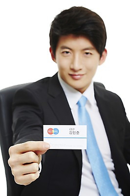 포토 JPG 스튜디오촬영 남자 비즈니스 명함 새출발 실내 한명 미소 웃음 누끼 사람 앉기 동양인 정장 상반신 20대 성인 앞모습 비즈니스라이프 한국인 직장인 비즈니스맨 신입사원 남자만 남자한명만 성인남자만 청년만 청년남자만 청년남자한명만 성인한명만 성인남자한명만 성인만 국내포토 직업 1 라이프스타일 옷 뷰포인트 모션 새로움 표정 인종 청년 내부 출발 파일형식