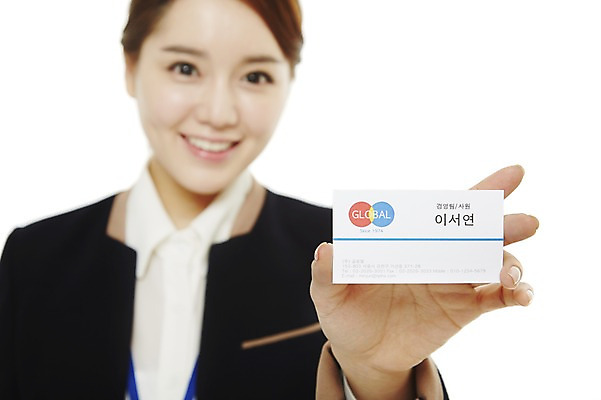 포토 JPG 스튜디오촬영 여자 비즈니스 명함 새출발 실내 한명 서기 미소 웃음 누끼 사람 동양인 정장 상반신 20대 성인 앞모습 비즈니스라이프 한국인 직장인 비즈니스우먼 신입사원 여자만 여자한명만 성인여자만 청년만 청년여자만 성인한명만 청년여자한명만 성인여자한명만 성인만 국내포토 직업 1 라이프스타일 옷 뷰포인트 모션 새로움 표정 인종 청년 내부 출발 파일형식