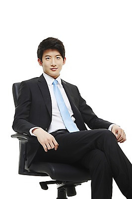 포토 JPG 스튜디오촬영 남자 의자 비즈니스 새출발 실내 한명 미소 웃음 누끼 사람 앉기 동양인 정장 20대 성인 비즈니스라이프 한국인 직장인 비즈니스맨 신입사원 남자만 남자한명만 성인남자만 청년만 청년남자만 청년남자한명만 성인한명만 성인남자한명만 성인만 국내포토 직업 1 라이프스타일 옷 가구 모션 새로움 표정 인종 청년 내부 출발 파일형식