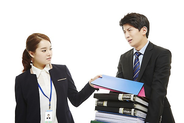 포토 JPG 스튜디오촬영 여자 남자 비즈니스 새출발 스트레스 실내 서기 사람 동양인 정장 상반신 20대 성인 두명 비즈니스라이프 한국인 업무 직장인 비즈니스맨 비즈니스우먼 상사 신입사원 문서 파일 업무과다 바인더 선배 후배 선후배 청년만 성인만 국내포토 직업 라이프스타일 옷 모션 새로움 인종 청년 내부 사무용품 작업 출발 파일형식