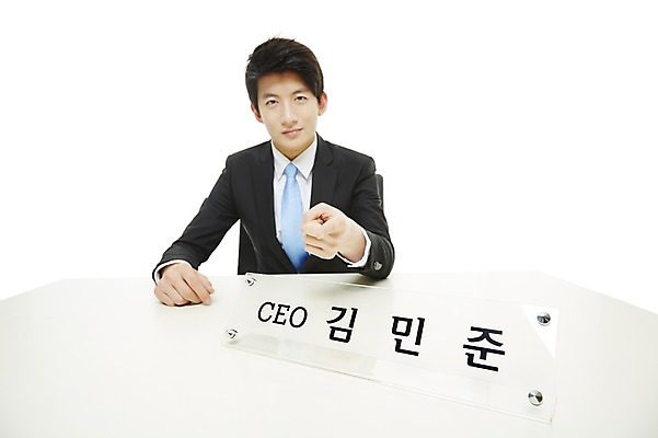 포토 JPG 스튜디오촬영 남자 비즈니스 CEO 새출발 실내 한명 미소 웃음 누끼 사람 앉기 동양인 정장 손짓 상반신 20대 성인 앞모습 비즈니스라이프 한국인 검지손가락 직장인 비즈니스맨 명패 남자만 남자한명만 성인남자만 청년만 청년남자만 청년남자한명만 성인한명만 성인남자한명만 성인만 국내포토 직업 1 라이프스타일 옷 뷰포인트 손가락 모션 새로움 표정 인종 청년 내부 출발 파일형식