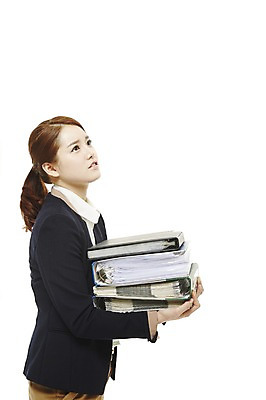 포토 JPG 스튜디오촬영 여자 비즈니스 새출발 스트레스 실내 한명 서기 누끼 사람 동양인 정장 상반신 20대 성인 비즈니스라이프 한국인 업무 직장인 비즈니스우먼 작업실 신입사원 문서 파일 업무과다 바인더 여자만 여자한명만 성인여자만 청년만 청년여자만 성인한명만 청년여자한명만 성인여자한명만 성인만 국내포토 직업 1 라이프스타일 옷 모션 새로움 인종 청년 내부 사무용품 작업 출발 파일형식